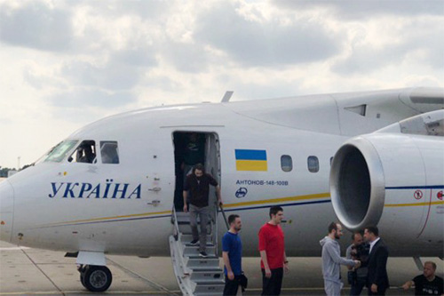 Ucraina đón 24 thủy thủ và 11 tù nhân chính trị được Nga trao trả