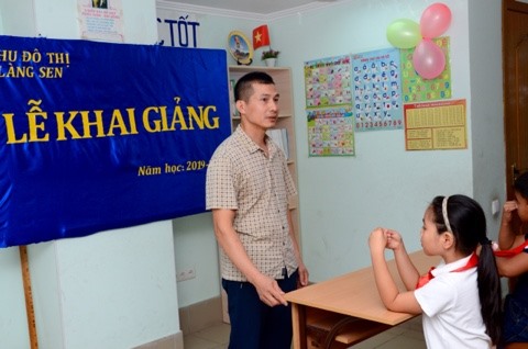 Phóng sự ảnh: Khai giảng lớp tiếng Việt tại Làng Sen
