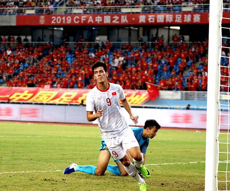 iệt Nam thắng Trung Quốc 2-0