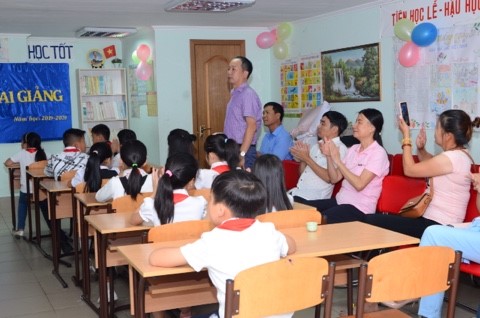Phóng sự ảnh: Khai giảng lớp tiếng Việt tại Làng Sen