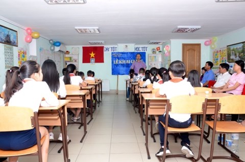 Phóng sự ảnh: Khai giảng lớp tiếng Việt tại Làng Sen