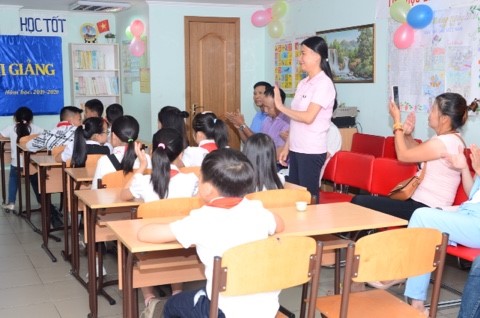 Phóng sự ảnh: Khai giảng lớp tiếng Việt tại Làng Sen