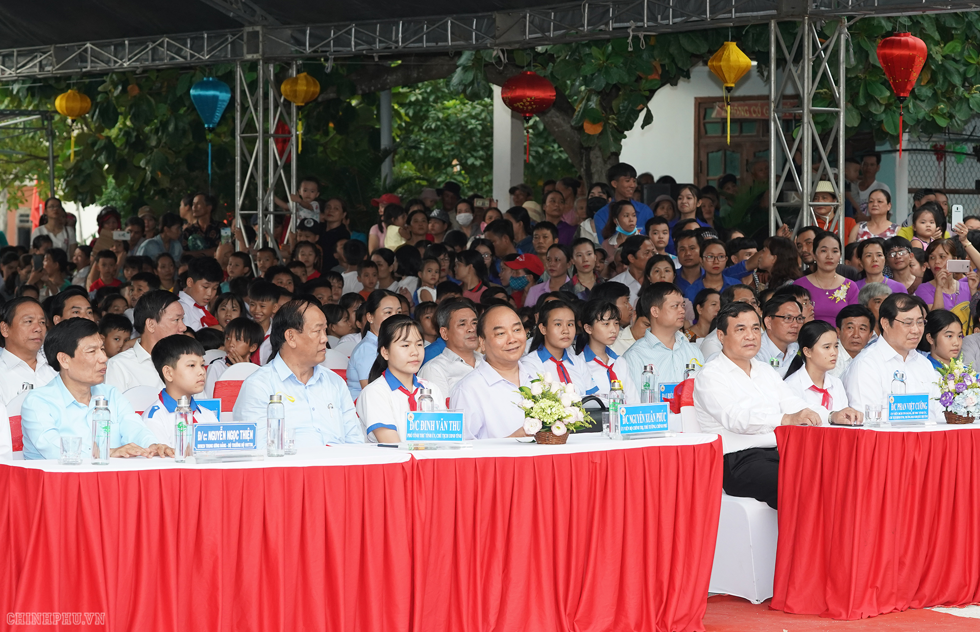 Thủ tướng tặng quà Trung thu cho trẻ em nghèo