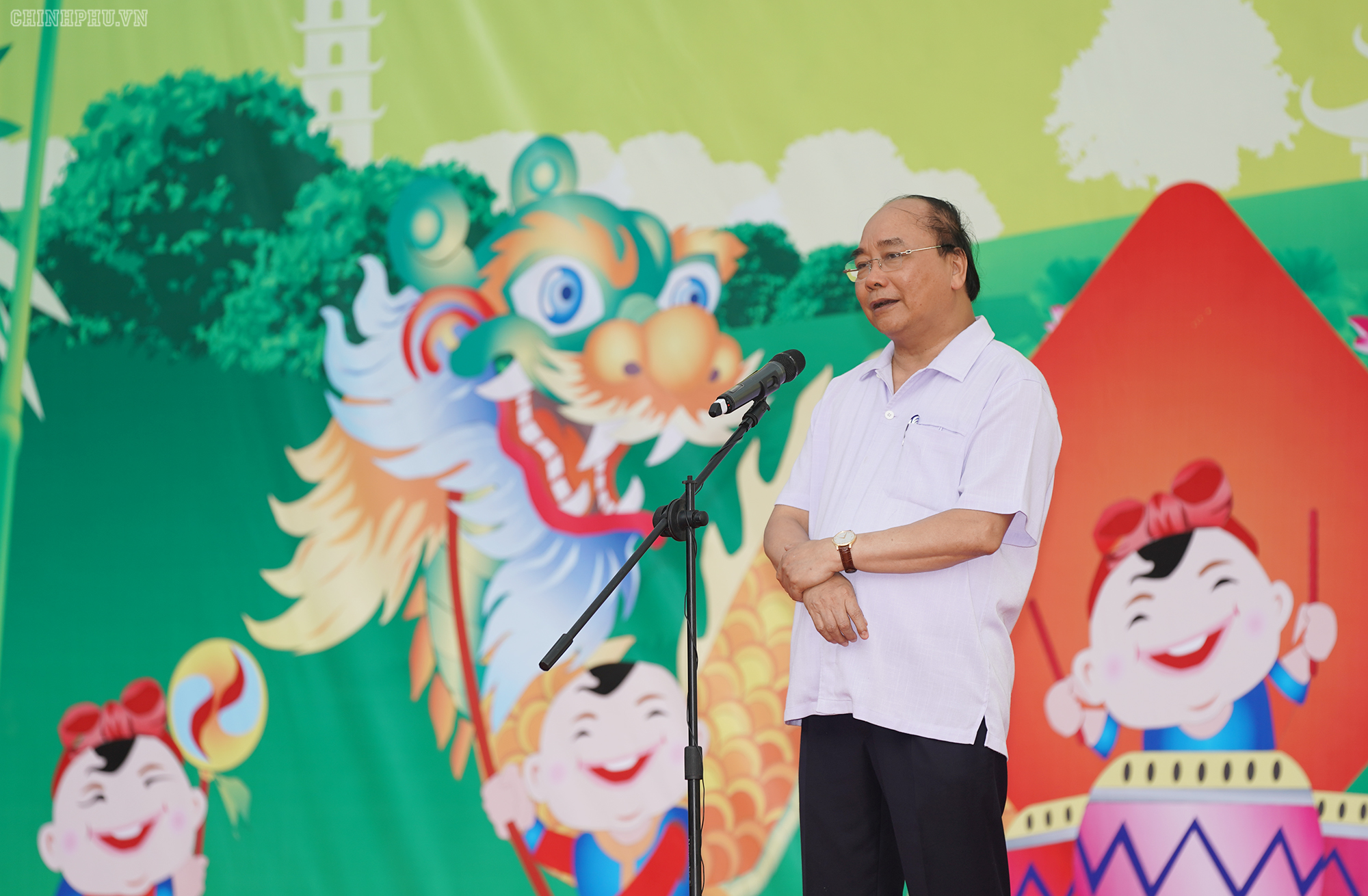 Thủ tướng tặng quà Trung thu cho trẻ em nghèo