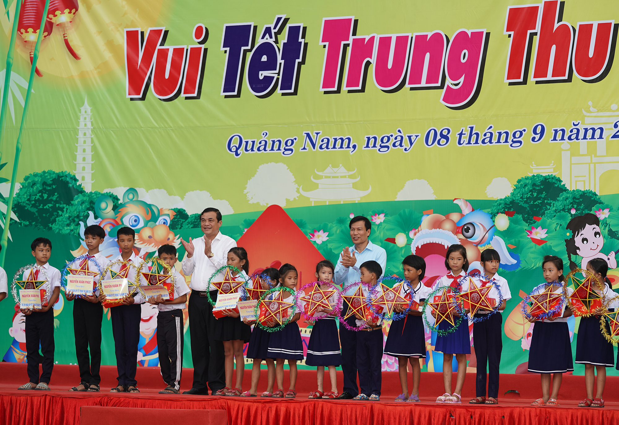 Thủ tướng tặng quà Trung thu cho trẻ em nghèo