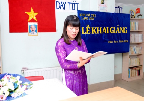 Phóng sự ảnh: Khai giảng lớp tiếng Việt tại Làng Sen