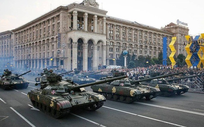 [ẢNH] Ukraine biểu dương lực lượng tăng thiết giáp hùng hậu răn đe ly khai miền Đông