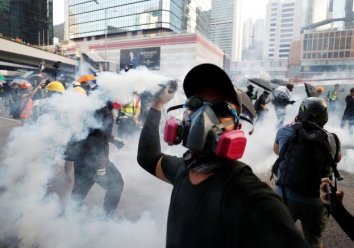 Bạo lực Hong Kong bùng phát, bom xăng, vòi rồng lại xuất hiện