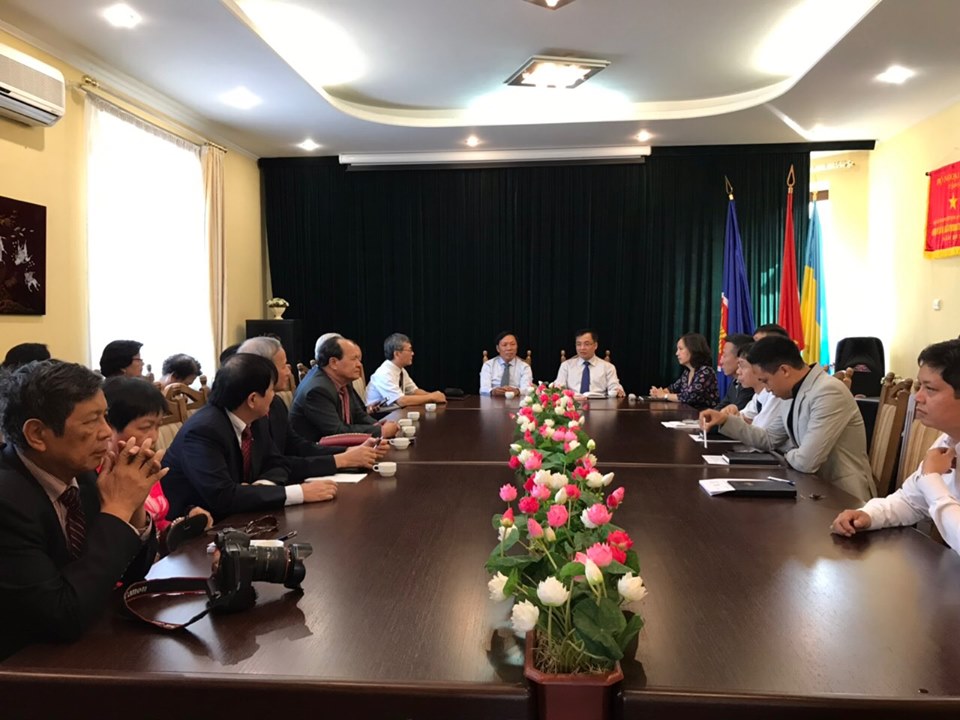 Đoàn Hội Hữu nghị Việt Nam - Ucraina thăm và làm việc với đại sứ quán