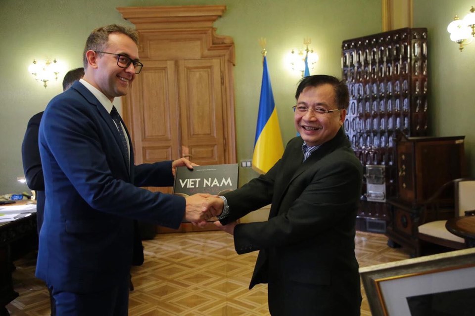 Đại sứ quán thăm và làm việc tại Lviv