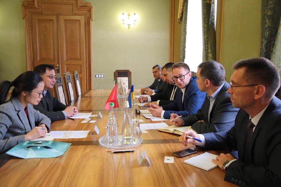 Đại sứ quán thăm và làm việc tại Lviv