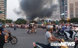 Hiện trường lửa bao trùm kèm tiếng nổ lớn từ siêu thị điện máy ở Hải Phòng