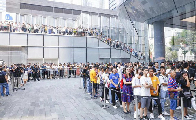 Người Trung Quốc xếp hàng mua điện thoại mới của Huawei
