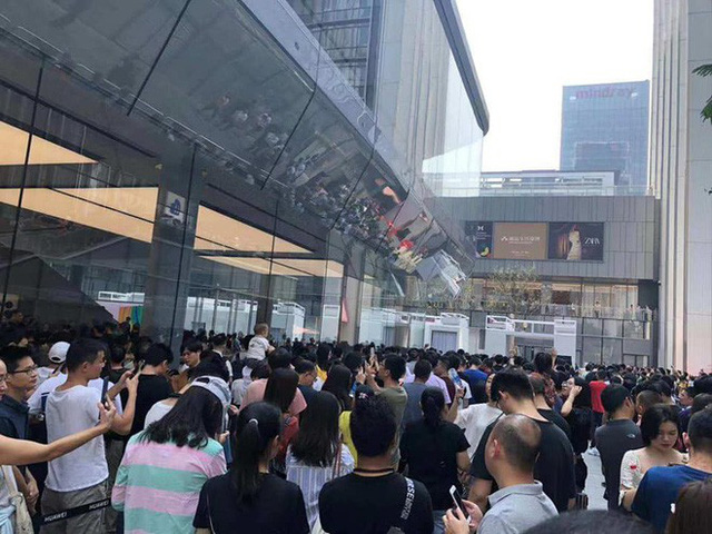 Người Trung Quốc xếp hàng mua điện thoại mới của Huawei