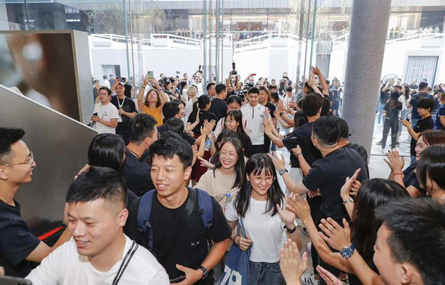 Người Trung Quốc xếp hàng mua điện thoại mới của Huawei