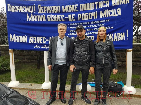 Các doanh nhân chợ Cây số 7 Odessa tham gia biểu tình toàn Ukraine chống luật tổng tài chính vừa được Quốc hội thông qua