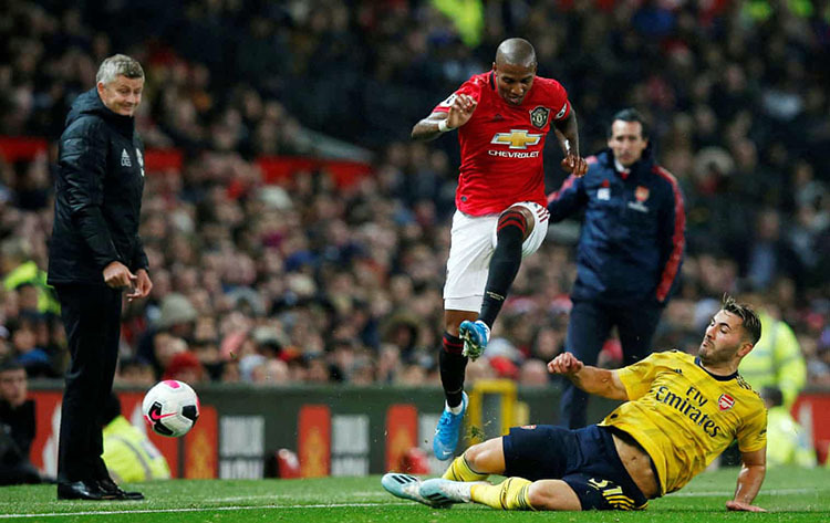 Man Utd rơi chiến thắng trước Arsenal