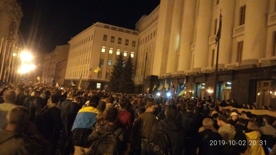 Những người tham gia biểu tình “Không đầu hàng” kéo về Văn phòng tổng thống Ukraine