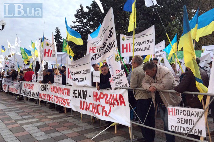 Biểu tình chống bán đất trước toà nhà Quốc hội Ukraine