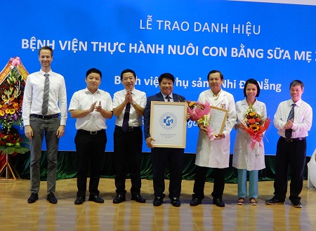 Trao danh hiệu ‘Bệnh viện thực hành nuôi con bằng sữa mẹ xuất sắc’