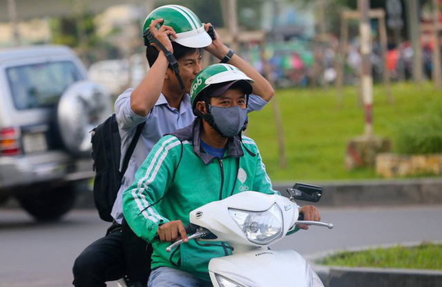 Khách đi Grab tới điểm đón trễ phải trả phí "xe chờ quá 5 phút"!