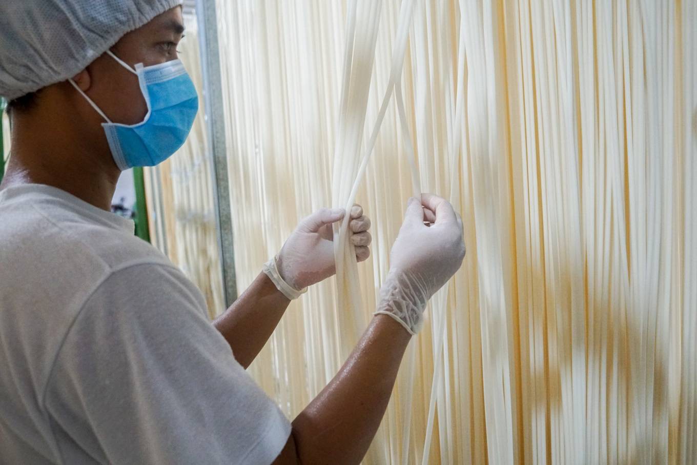 Sản xuất ống hút từ bột gạo ở miền Tây