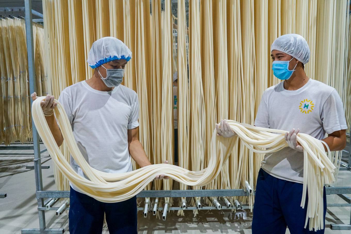 Sản xuất ống hút từ bột gạo ở miền Tây