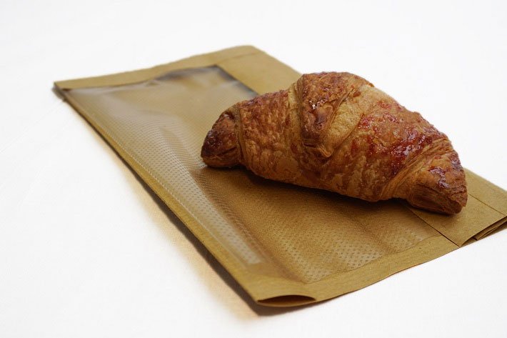 Cô gái trẻ chế bao nhựa phân hủy trong vài tuần từ da và vảy cá