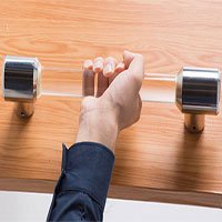 Hai sinh viên Hong Kong phát minh ra tay nắm cửa tự diệt khuẩn