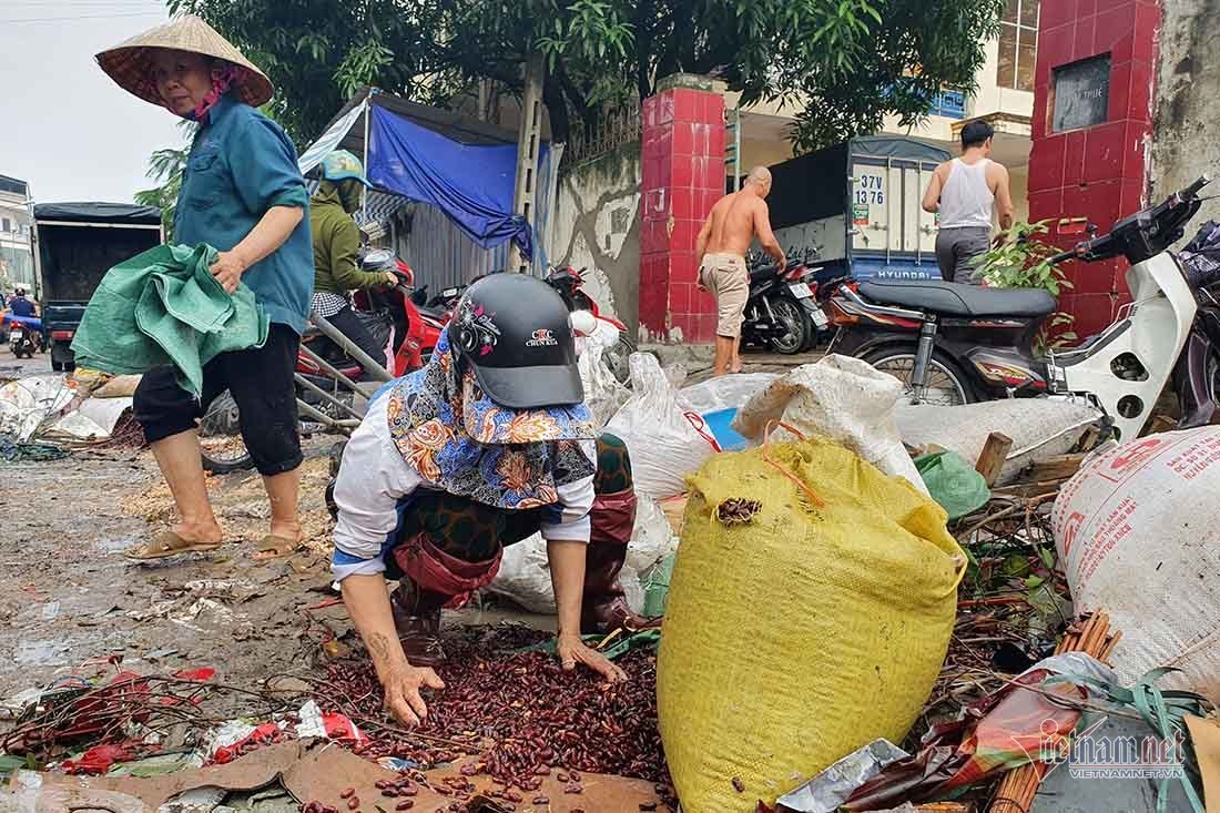 Chợ Vinh ngập chạm nóc, tiểu thương chết lặng vì mất tiền tỷ