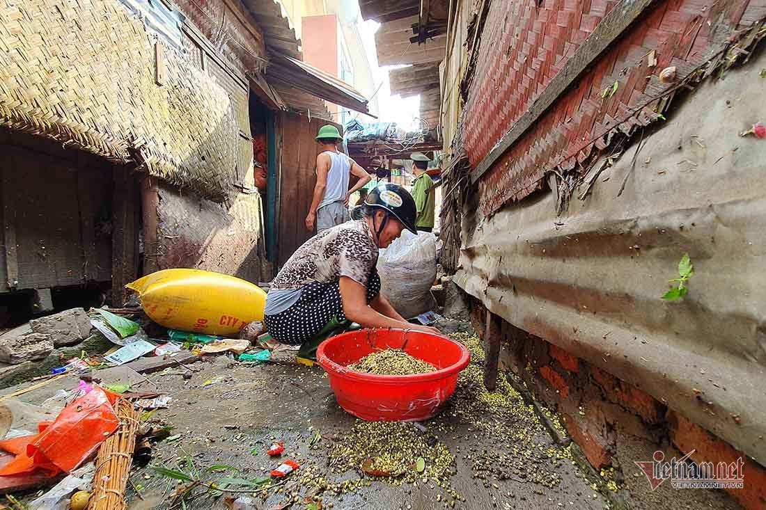 Chợ Vinh ngập chạm nóc, tiểu thương chết lặng vì mất tiền tỷ