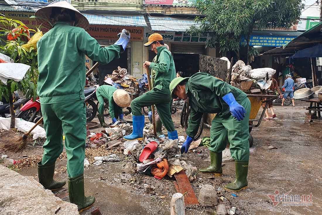 Chợ Vinh ngập chạm nóc, tiểu thương chết lặng vì mất tiền tỷ