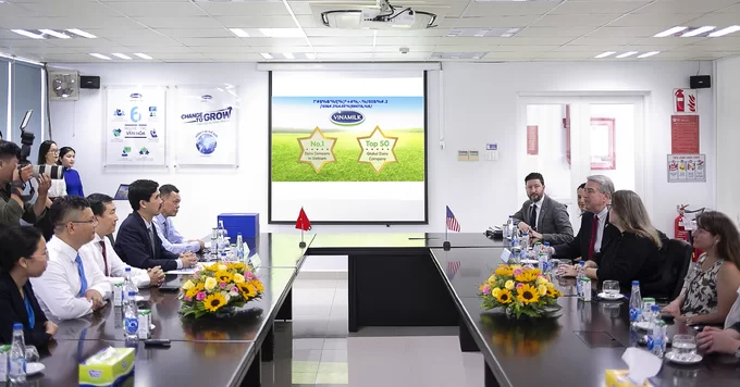 Thứ trưởng Nông nghiệp Mỹ thăm siêu nhà máy sữa Vinamilk