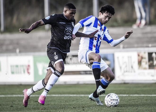 Văn Hậu có pha kiến tạo đầu tiên trong màu áo Heerenveen