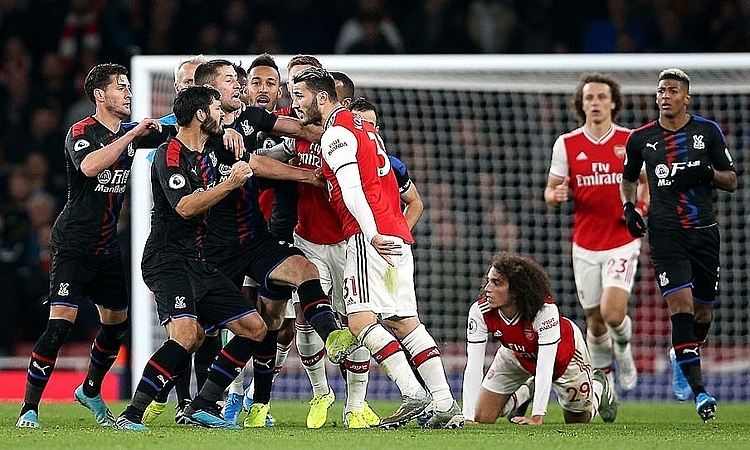 Arsenal phải chia điểm dù dẫn hai bàn