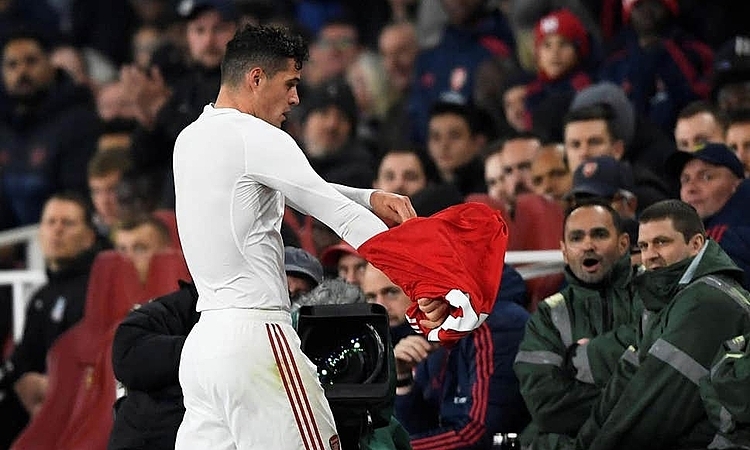 Arsenal phải chia điểm dù dẫn hai bàn