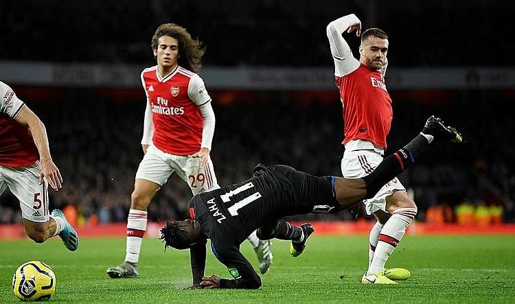 Arsenal phải chia điểm dù dẫn hai bàn