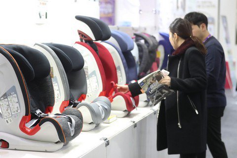 Quốc hội Ukraine thông qua luật phạt lái xe vận chuyển trẻ em không có ghế chuyên dụng