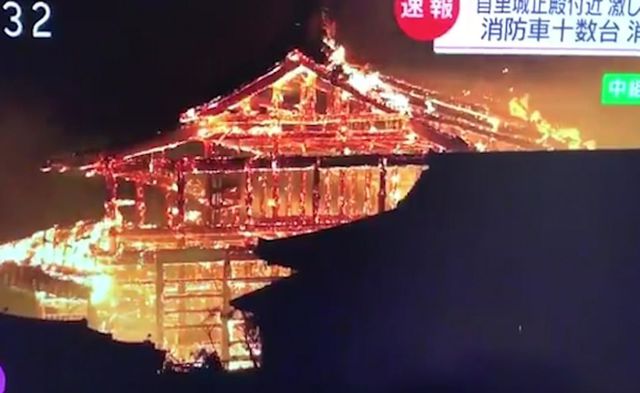 Hỏa hoạn kinh hoàng nhấn chìm lâu đài di sản 600 tuổi ở Nhật Bản