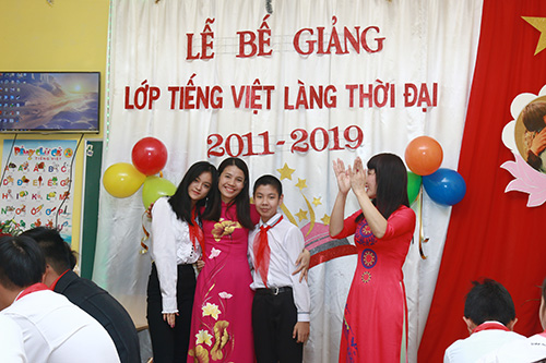 Bế giảng lớp tiếng Việt khóa 2011-2019 tại Làng Thời Đại, Kharkov