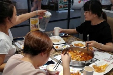 Ưu tiên ăn, uống hơn mua hàng thời trang đang là xu hướng mới trong các trung tâm thương mại