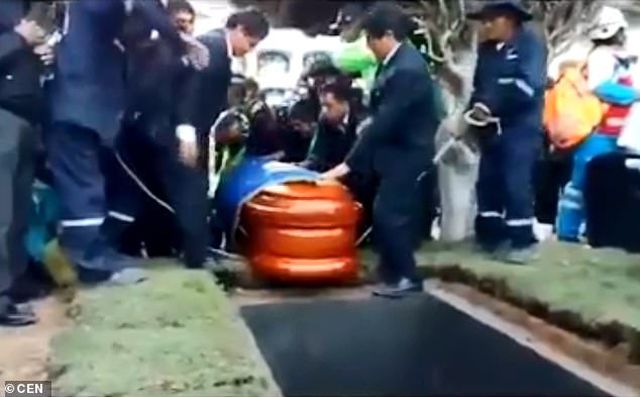 Lễ an táng gặp sự cố, thi thể cựu thị trưởng Peru văng khỏi quan tài