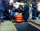 Lễ an táng gặp sự cố, thi thể cựu thị trưởng Peru văng khỏi quan tài