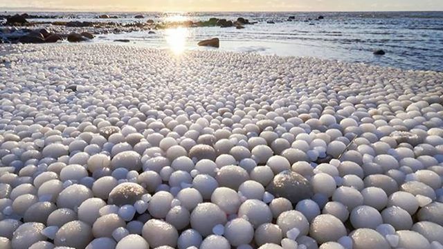 Hàng ngàn "Quả trứng băng" xuất hiện trên bãi biển Phần Lan