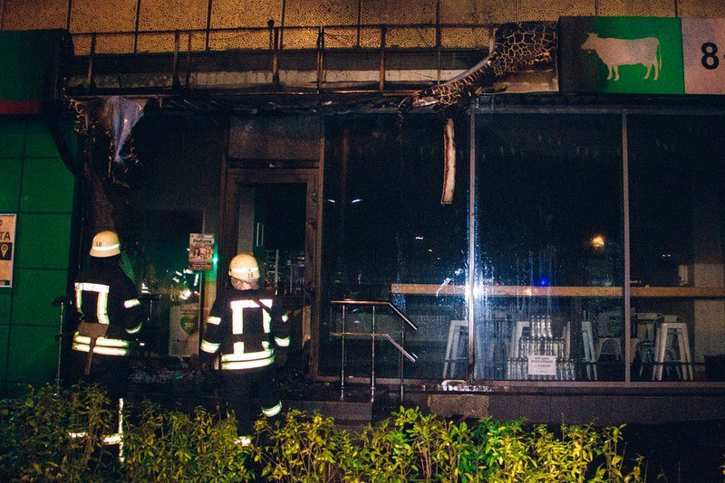 Kiev: Ban đêm một số cửa hàng bán sữa thuộc mạng lưới cửa hàng "Sữa từ các nông trại" bị đốt