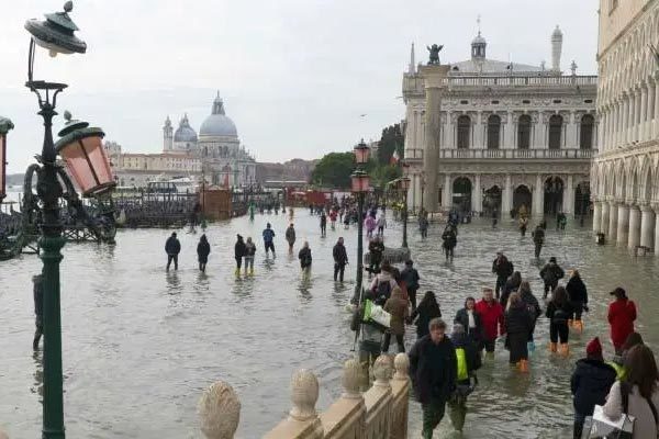 Thành phố Venice lụt lịch sử, Italia báo động đỏ