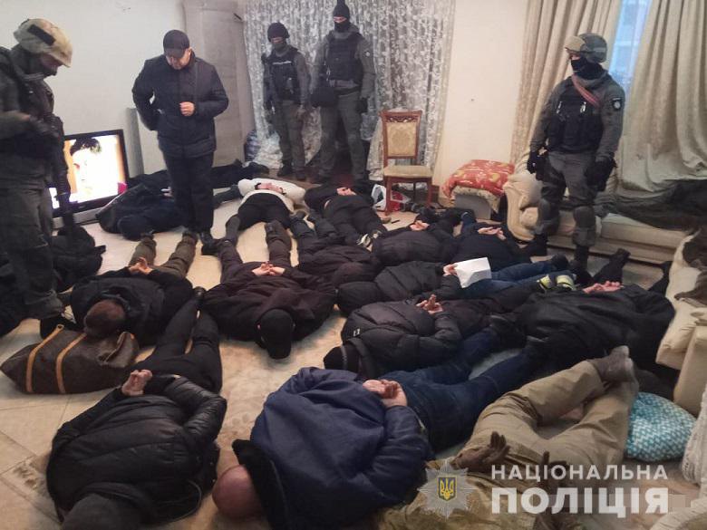 Kiev: Cảnh sát đặc nhiệm tấn công căn hộ, bắt 17 người bịt mặt cố thủ bên trong