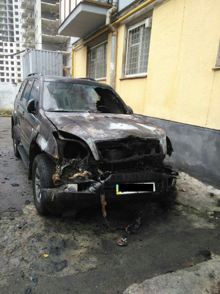 Odessa: Chiếc xe Toyota Prado đỗ trên đại lộ Gagarin bị đốt
