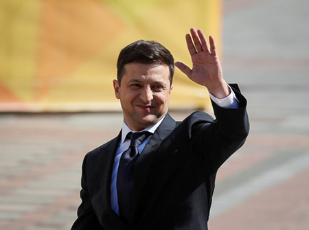 Ba ý kiến về sáu tháng cầm quyền của Tổng thống Zelensky