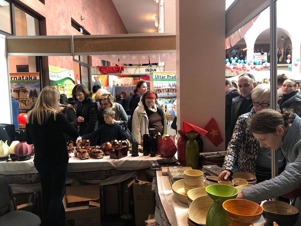 Đại sứ quán Việt Nam tại Ucraina tham dự hội chợ từ thiện 2019